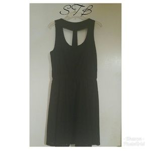 Cute black dress !